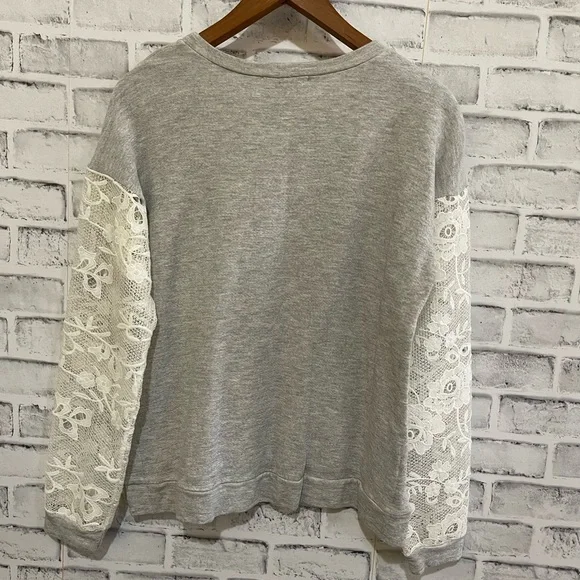 Women’s Willow & Clay gray crew neck sweatshirt with lace sleeves Medium - Picture 2 of 4